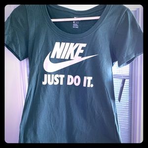 Women’s Nike top